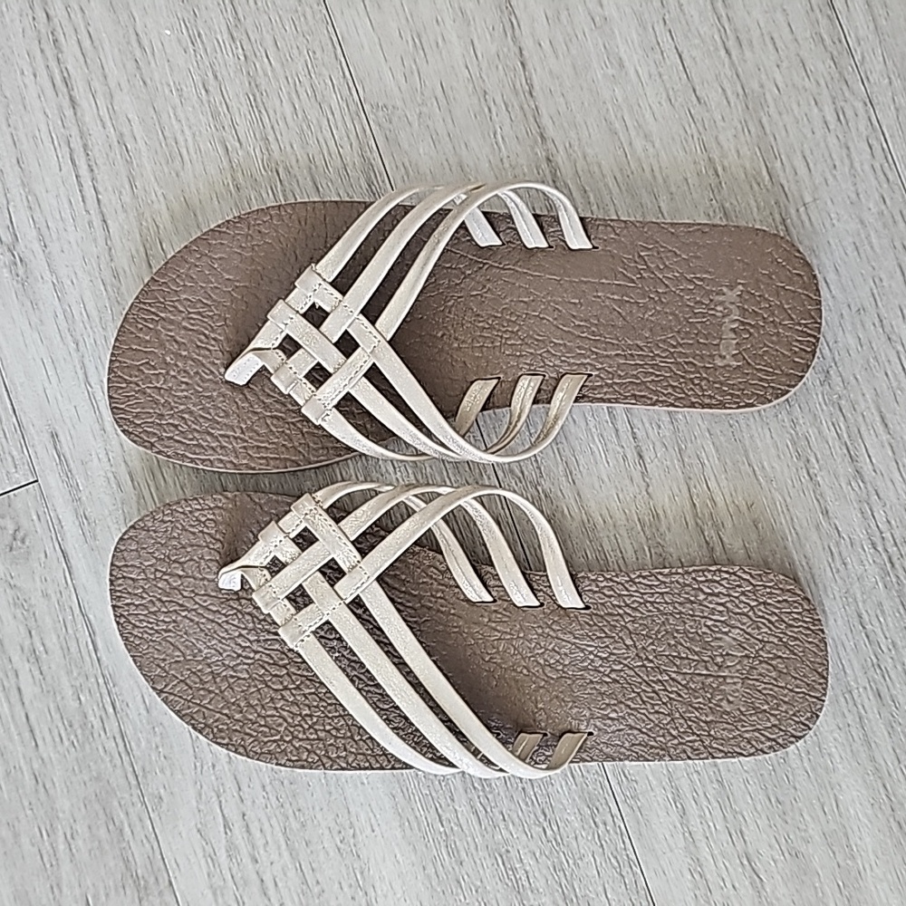 Sanuk Gold yoga mat size 9 flip flop sandals